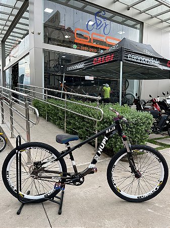BICICLETA MTB FREERIDE ARO (26) HUPI NAJA KIT SINGLE S/ MARCHA FREIO DISC HIDRÁULICO TRASEIRO SHIMANO COR PRETO/BRANCO