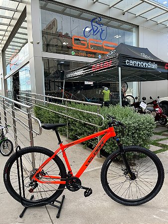 BICICLETA MTB ARO (29) VELOOH START 21 VELOCIDADES FREIO A DISCO MECÂNICO TAMANHO 19 (G) COR LARANJA NEON