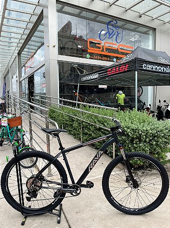 BICICLETA MTB ARO (29) RAVA GO LIGHT SHIMANO ESSA 8 VELOCIDADES (1X8) FREIO DISC HIDRAULICO TAMANHO 19 (G) COR CAMALEÃO
