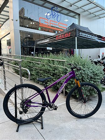 BICICLETA MTB ARO (29) RAVA KIT SHIMANO CUES 9 VELOCIDADES FREIO DISC HIDRÁULICO TAMANHO 15 (P) COR VIOLETA