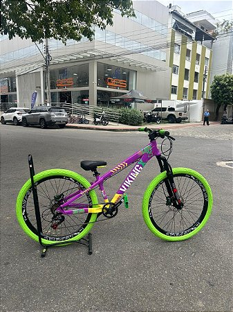 BICICLETA MTB FREERIDE ARO (26) VIKINGX TUFF-X25 CAMBIO 7 VELOCIDADES (1X7) FREIO DISC HIDRAULICO COR ROXA/AMARELO/VERDE