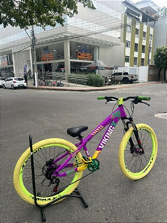 BICICLETA MTB FREERIDE ARO (26) VIKINGX TUFF X-25 CAMBIO 8 VELOCIDADES (1x8) FREIO DISC HIDRÁULICO COR ROXO/AMARELO