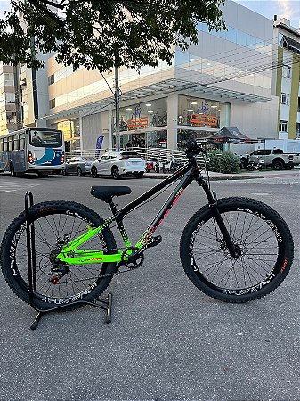 BICICLETA MTB FREERIDE ARO (26) VIKINGX TUFF-44 KIT 7 VELOCIDADES FREIO DISC MECÂNICO COR PRETO/VERDE/ROSA