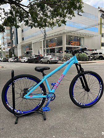 BICICLETA MTB FREERIDE ARO (26) VIKINGX TUFF-38 KIT SINGLE S/MARCHA FREIO DISC HIDRÁULICO SHIMANO COR AZUL/ROSA/AZUL