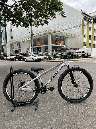 BICICLETA MTB FREERIDE ARO (26) HUPI STRIP KIT SINGLE (SEM MARCHA) FREIO DISC TRASEIRO SHIMANO MT200 COR PRATA/PRETO
