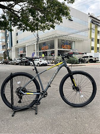 BICICLETA MTB ARO (29) OGGI 7.0 SHIMANO CUES 9 VELOCIDADES FREIO DISC HIDRÁULICO TAMANHO 17 (M) GRAFITE/AMARELO