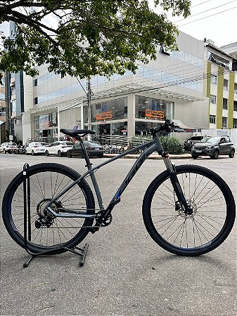BICICLETA MTB ARO (29) OGGI HACKER HDS SHIMANO ESSA 8V FREIO DISC HIDRÁULICO TAMANHO 17 (M) COR GRAF/AZUL/PTO