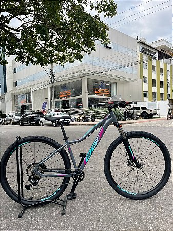 BICICLETA MTB ARO (29) OGGI FLOAT 5.0 SHIMANO ESSA 8 VELOCIDADES FREIO DISC HIDRÁULICO TAMANHO 15 (P) COR GRAF/ROSA/AZUL