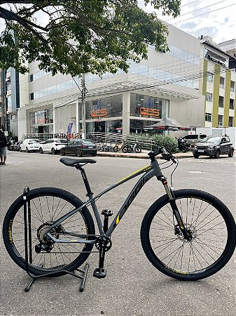 BICICLETA MTB ARO (29) OGGI HACKER HDS SHIMANO ESSA 8V FREIO DISC HIDRÁULICO TAMANHO 15 (P) COR GRAF/AMAR/PTO