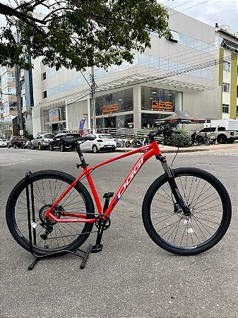 BICICLETA MTB ARO (29) OGGI HACKER HDS SHIMANO ESSA 8V FREIO DISC HIDRÁULICO TAMANHO 19 (G) COR VERMELHO/BRANCO/AZUL