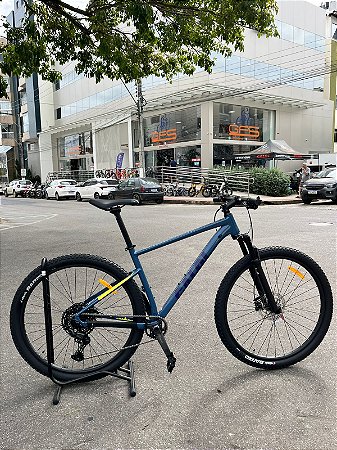 BICICLETA MTB ARO (29) CALOI EXPLORER SL F2 SHIMANO CUES 10V FREIO DISC HIDRÁULICO TAMANHO 19 (G) COR AZUL/AMARELO