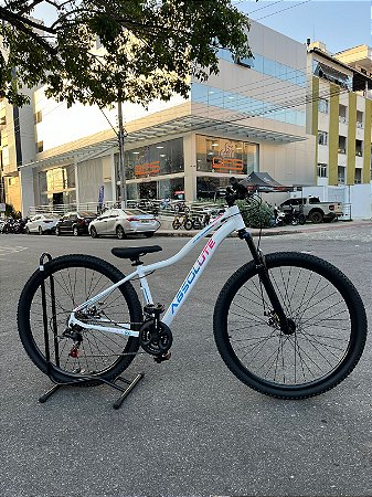 BICICLETA MTB ARO (29) ABSOLUTE HERA 21 VELOCIDADES FREIO A DISCO MECÂNICO TAMANHO 15 (P) COR BRANCO/ROSA/AZUL