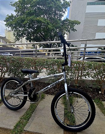 BICICLETA ARO (20) MASCULINA COR CROMY S/MARCHA FREIO V-BRAKE MARCA MILANO FREESTYLE