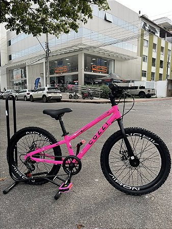 BICICLETA ARO (20) MTB COLLI AIRON 7 VELOCIDADES (1X7) FREIO A DISCO MECÂNICO COR ROSA NEON