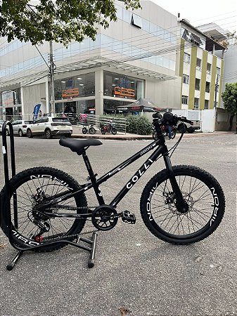 BICICLETA ARO (20) MTB COLLI AIRON 7 VELOCIDADES (1X7) FREIO A DISCO MECÂNICO COR PRETO FOSCO/ BRANCO