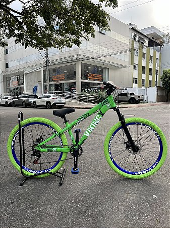 BICICLETA MTB FREERIDE ARO (26) VIKINGX TUFF-25 KIT 7 VELOCIDADES (1X7) FREIO A DISCO MECÂNICO COR VERDE/AZUL
