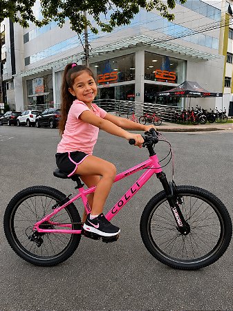 BICICLETA ARO (24) MTB COLLI NAPOLI ALUMINIO 7 VELOCIDADES (1X7) FREIO A DISCO MECÂNICO COR ROSA NEON