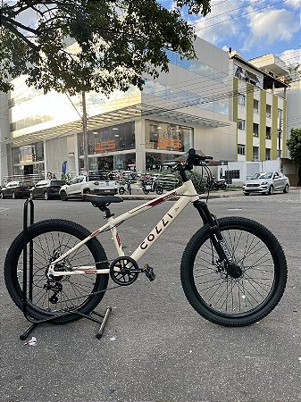 BICICLETA ARO (24) MTB COLLI NAPOLI ALUMINIO 7 VELOCIDADES (1X7) FREIO A DISCO MECÂNICO COR BEGE (RETRO)