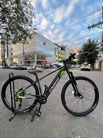 BICICLETA MTB ELETRICA ARO (29) OGGI 8.0 C/ACL 32KM SHIMANO ACERA 8V FREIO DISC HIDRÁULICO TAMANHO 15 (P) GRAFITE/VERDE