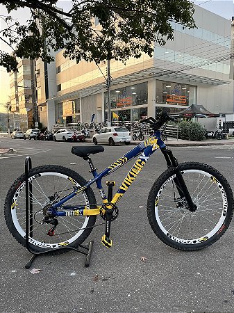 BICICLETA MTB FREERIDE ARO (26) VIKINGX TUFF-25 KIT 7 VELOCIDADES FREIO A DISCO MECÂNICO COR AZUL/AMARELO