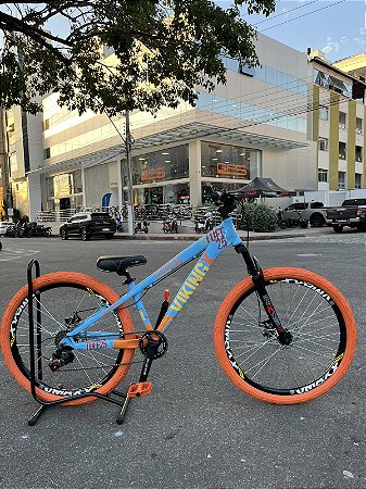 BICICLETA MTB FREERIDE ARO (26) VIKINGX TUFF X-25 CAMBIO 7 VELOCIDADES FREIO DISC MECÂNICO COR AZUL/LARANJA