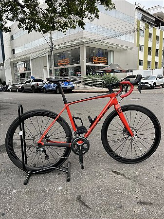 BICICLETA SPEED CARBON ARO (700) SCOOT KIT TIAGRA (2X10) 20V FREIO DISC HIDRA TIAGRA QUADRO 51 COR VERMELHO (USADA)