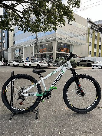 BICICLETA MTB FREERIDE ARO (26) VIKINGX TUFF-25 KIT 7 VELOCIDADES FREIO A DISCO MECÂNICO COR BRANCO/VERDE/PRETO