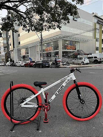 BICICLETA MTB FREERIDE ARO (26) HUPI STRIP KIT SINGLE (SEM MARCHA) FREIO DISC TRASEIRO SHIMANO MT200 COR BRANCO/VERMELHO