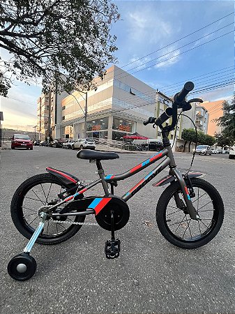 BICICLETA ARO (16) MASCULINA COR GRAFITE/AZUL/VERMELHA S/MARCHA FREIO V-BRAKE MARCA GROOVE RAGGA