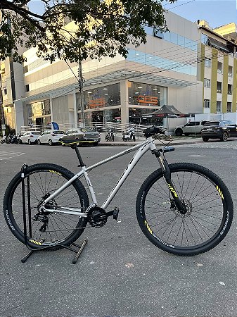 BICICLETA MTB ARO (29) GROOVE HYPE-50 24 VELOVIDADES (3X8) FREIO DISC HIDRAULICO TAMANHO 15 (P) COR PRATA/PRETO