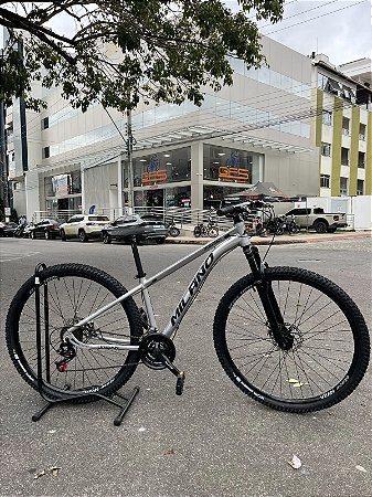 BICICLETA MTB ARO 29 MILANO URBAN 1.0 KIT 21V (3X7) FREIO A DISCO MECÂNICO TAMANHO 17 (M) COR PRATA