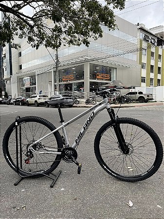 BICICLETA MTB ARO (29) MILANO URBAN 1.0 KIT 21 VELOCIDADES (3X7) FREIO A DISCO MECÂNICO TAMANHO 15 (P) COR PRATA