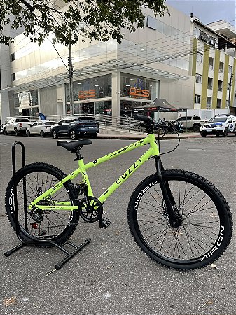 BICICLETA ARO (24) MTB MASCULINA/FEMININA COLLI AIRON 7 VELOCIDADES (1X7) FREIO A DISCO MECÂNICO COR AMARELO NEON