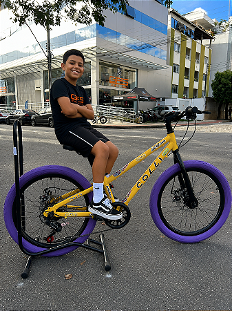 BICICLETA ARO (20) MTB COLLI GRAUZINHA 7 VELOCIDADES (1X7) FREIO A DISCO MECÂNICO COR AMARELO PNEU ROXO