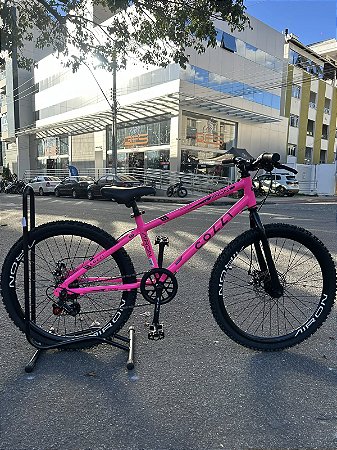 BICICLETA ARO (24) MTB FEMININA COLLI AIRON 7 VELOCIDADES (1X7) FREIO A DISCO MECÂNICO COR ROSA NEON