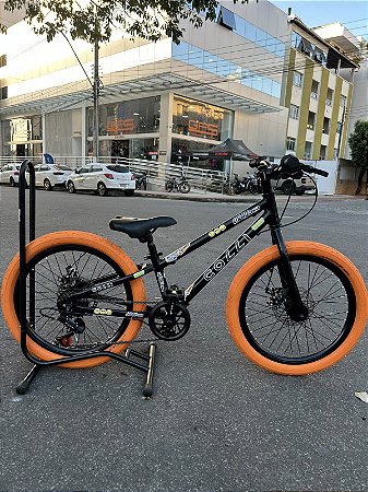 BICICLETA ARO (20) MTB COLLI GRAUZINHA 7 VELOCIDADES (1X7) FREIO A DISCO MECÂNICO COR PRETO FOSCO PNEU LARANJA