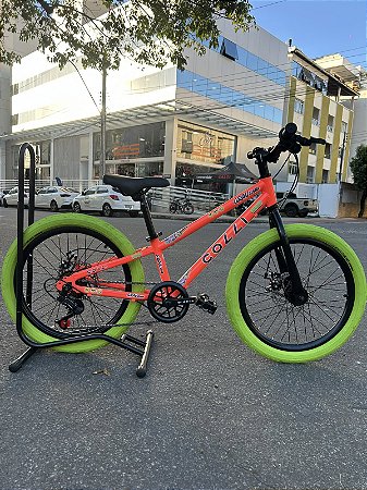 BICICLETA ARO (20) MTB COLLI GRAUZINHA 7 VELOCIDADES (1X7) FREIO A DISCO MECÂNICO COR LARANJA PNEU VERDE