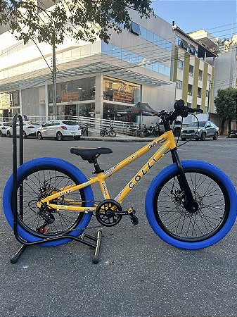 BICICLETA ARO (20) MTB COLLI GRAUZINHA 7 VELOCIDADES (1X7) FREIO A DISCO MECÂNICO COR AMARELO PNEU AZUL