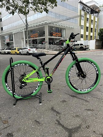 BICICLETA MTB FREERIDE ARO (26) VIKINGX TUFF-44 KIT 7 VELOCIDADES FREIO DISC MECÂNICO COR PRETO/VERDE/ROSA