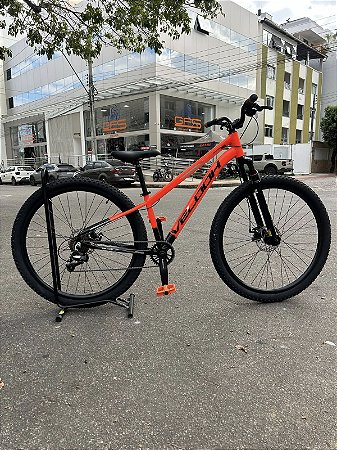 BICICLETA MTB ARO (29) VELOOH START 7 VELOCIDADES FREIO A DISCO MECÂNICO TAMANHO 13 (PP) COR LARANJA/PRETO