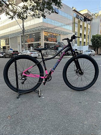 BICICLETA MTB ARO (29) ABSOLUTE HERA 7 VELOCIDADES (1X7) FREIO A DISCO MECÂNICO TAMANHO 15 (P) COR PRETO/ROSA