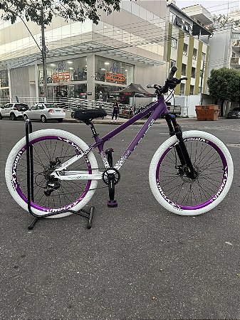 BICICLETA MTB FREERIDE ARO (26) VIKINGX TUFF X-44 CAMBIO 7 VELOCIDADES FREIO DISC MECÂNICO COR ROXO/BRANCO