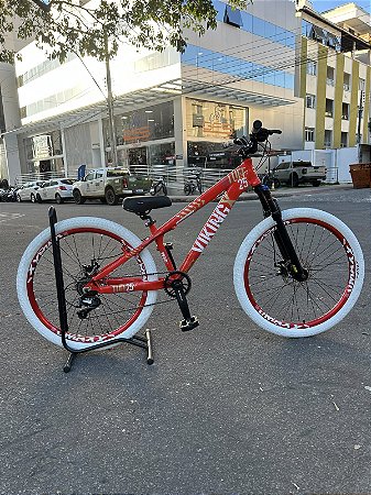 BICICLETA MTB FREERIDE ARO (26) VIKINGX TUFF-25 KIT 7 VELOCIDADES (1X7) FREIO A DISCO MECÂNICO COR VERMELHO/BRANCO