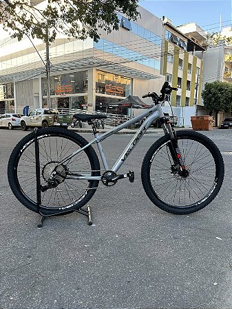 BICICLETA ARO (29) VELOOH VIBE KIT 12 VELOCIDADES GTA (1X12) FREIO DISC HIDRAULICO RAVA TAMANHO 15 (P) PRATA/PRETO