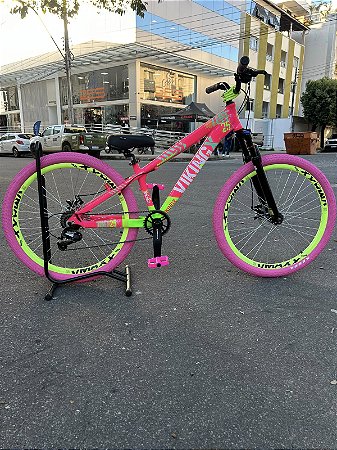 BICICLETA MTB FREERIDE ARO (26) VIKINGX TUFF-25 KIT 7 VELOCIDADES (1X7) FREIO A DISCO MECÂNICO COR ROSA/AMARELO NEON