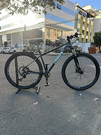 BICICLETA ARO (29) RAVA STORM KIT 12 VELOCIDADES (1X12) FREIO DISC HIDRAULICO SHIMANO MT200 TAMANHO 19 (G) CAMALEÃO