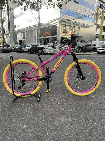 BICICLETA MTB FREERIDE ARO (26) VIKINGX TUFF-25 KIT 7 VELOCIDADES (1X7) FREIO A DISCO MECÂNICO COR ROSA/AMARELO