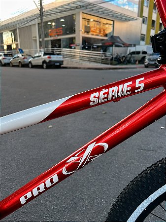 BICICLETA ARO (20) MASCULINA COR VERMELHO METALICO/BRANCO SEM MARCHA FREIO V-BRAK PRO-X SERIE 5