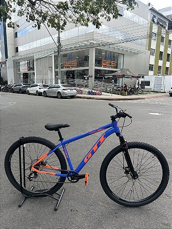 BICICLETA MTB ARO (29) GTI CHROMA 7 VELOCIDADES (1X7) FREIO A DISCO MECÂNICO TAMANHO 17 (M) AZUL/LARANJA
