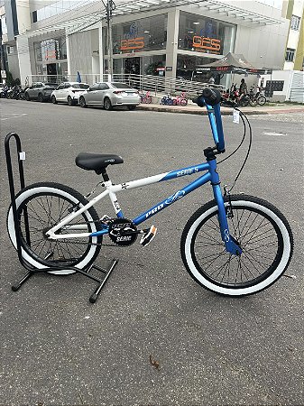 BICICLETA ARO (20) MASCULINA COR AZUL METALICO / BRANCO SEM MARCHA FREIO V-BRAK PRO-X SERIE 5